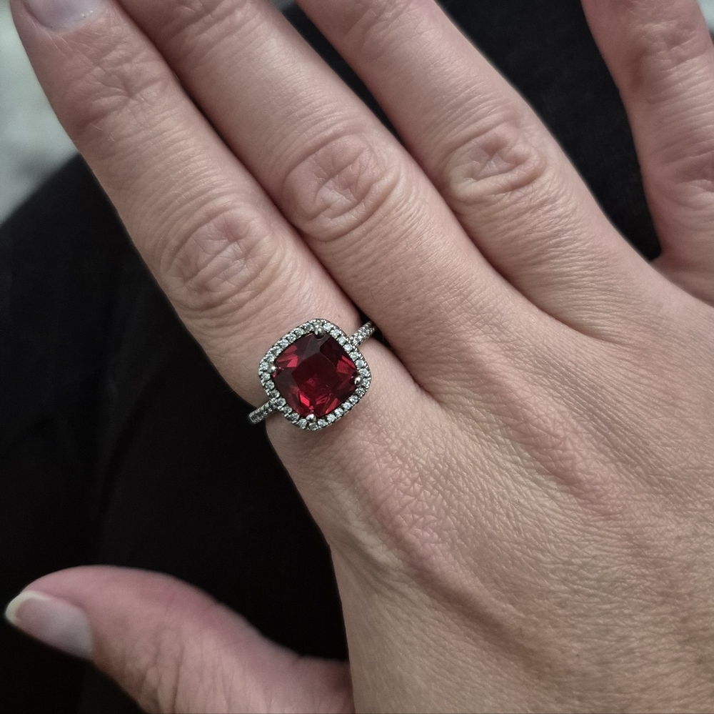 Elegant Silver and Red Gemstone Ring - Picture 2 of 5